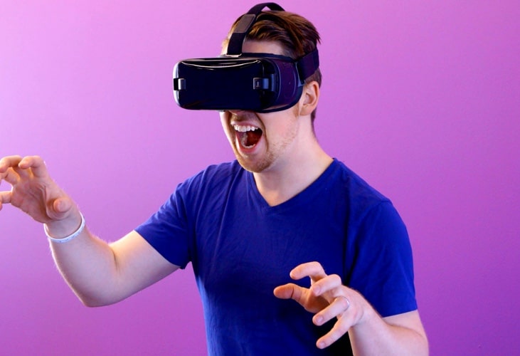 Une personne avec un casque VR sur la tête